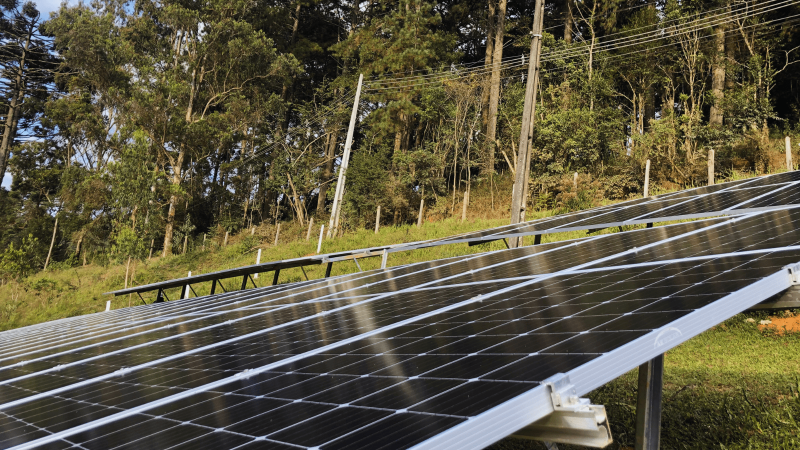 Como ocorre a geração de energia em um painel fotovoltaico?