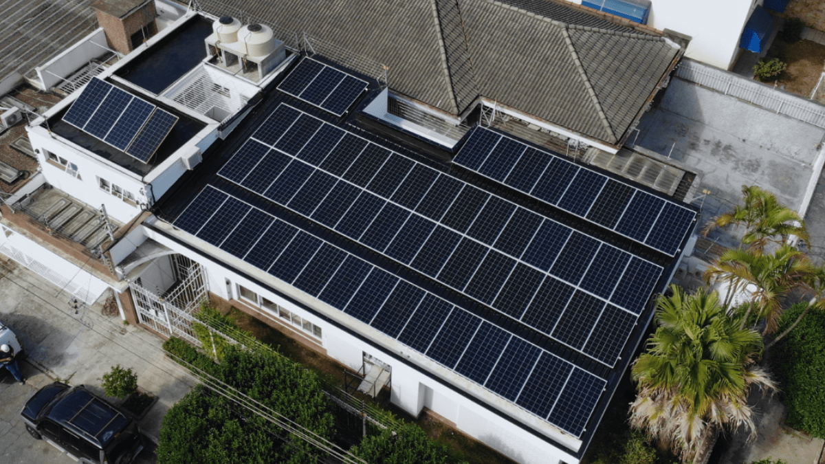 Os benefícios da geração compartilhada de energia solar para condomínios.