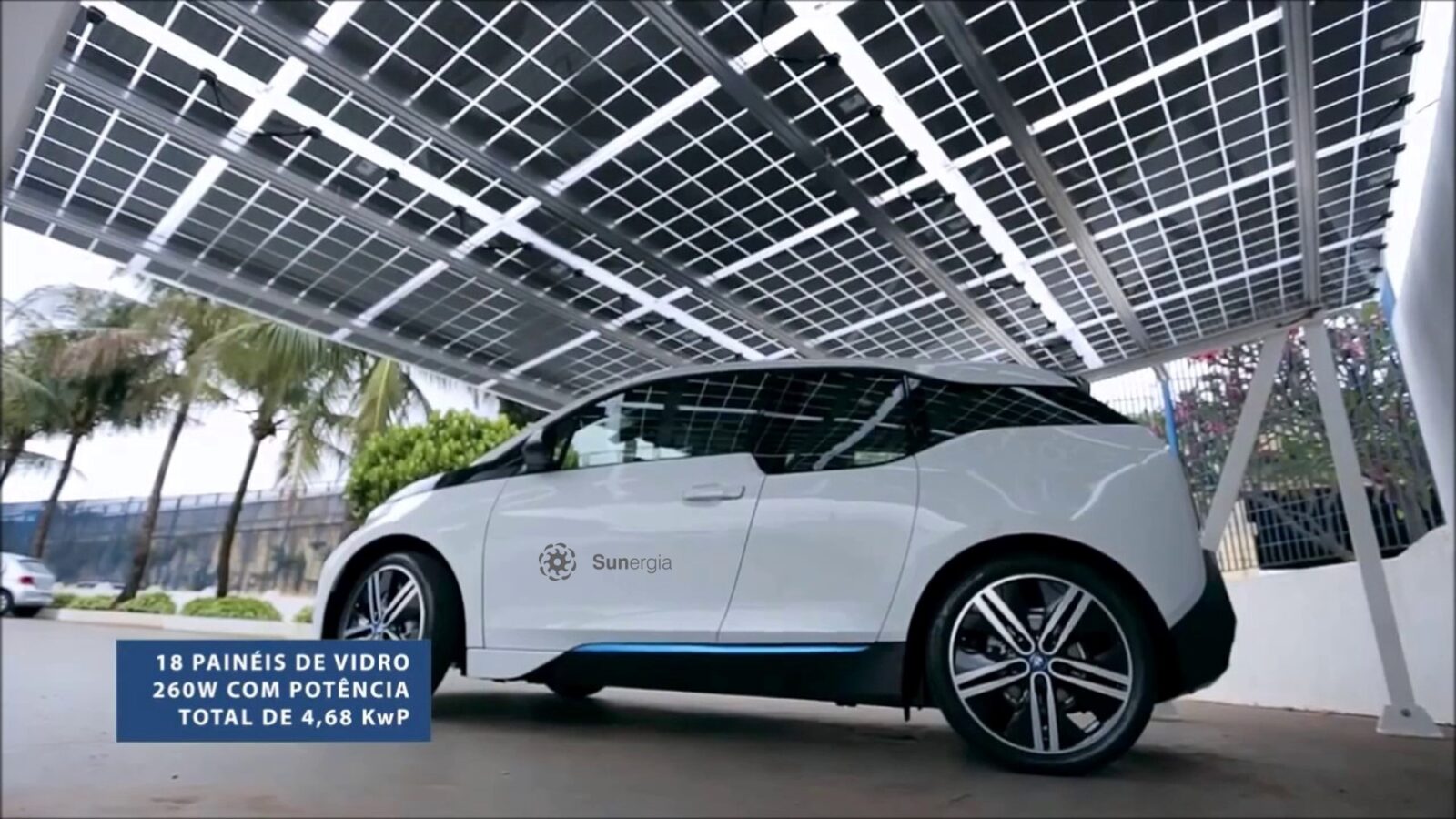 Estacionamento com cobertura fotovoltaica