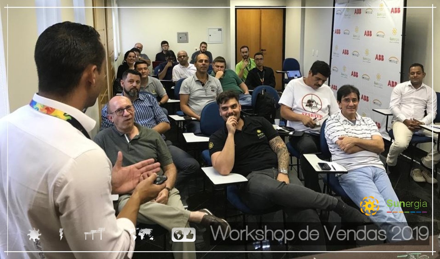 Treinamento técnico sobre a evolução do painel fotovoltaico, inversores, soluções de fixação baseadas em tecnologia de clip de engate rápido e redundância de aterramento do sistema.
