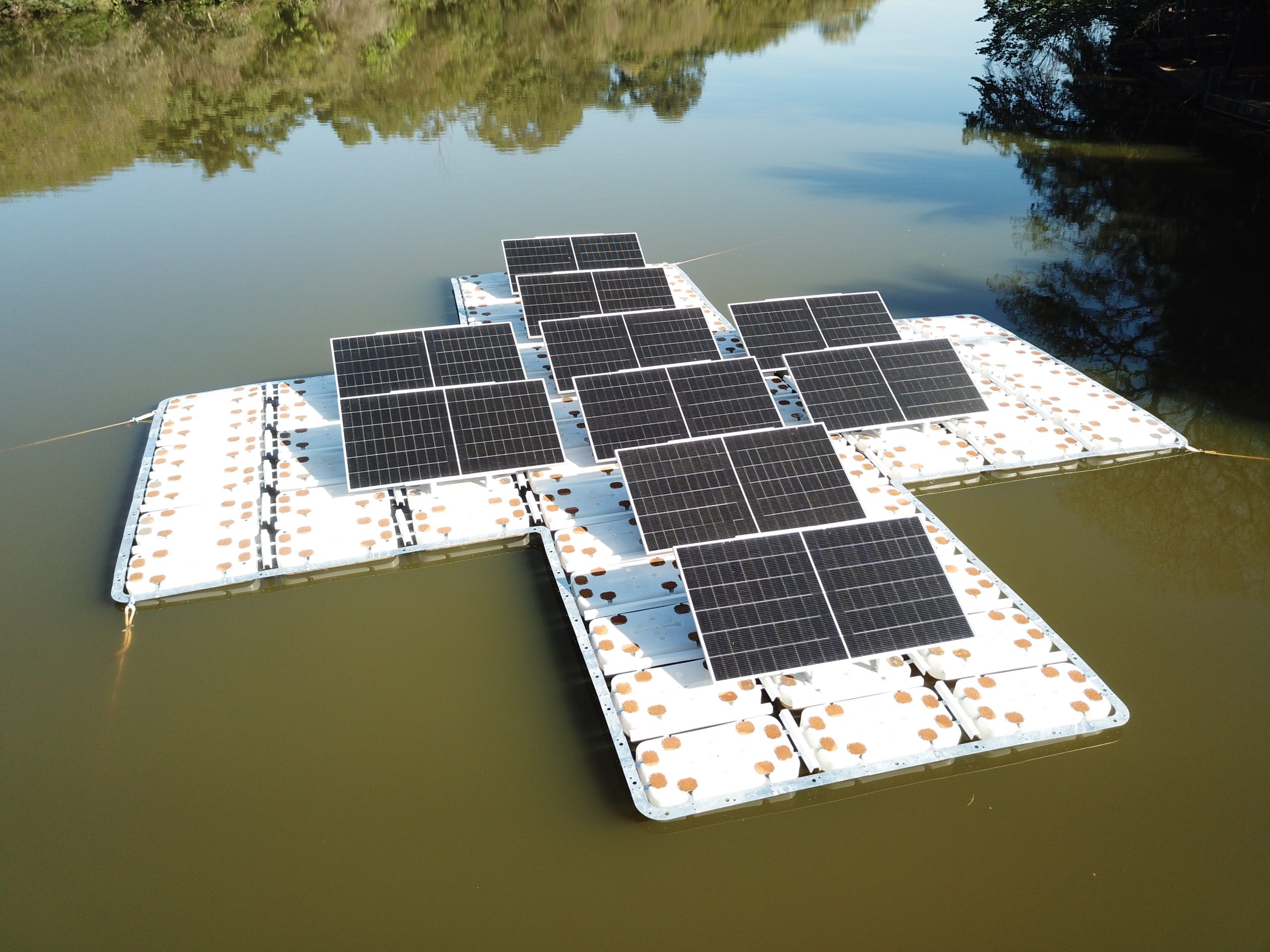 Geração de usina solar flutuante em Campinas (SP)
