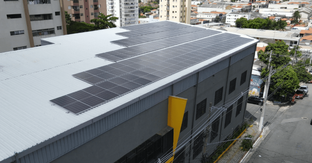 Instalação comercial de sistama fotovoltaico da sunergia