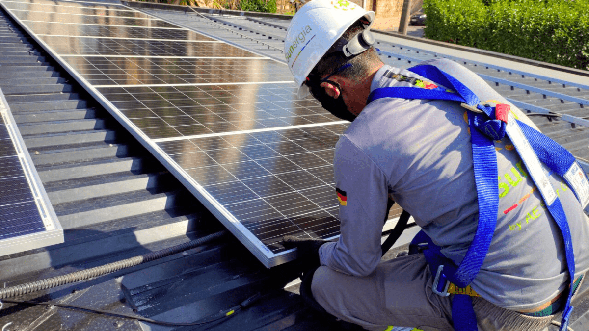 Equipe especializada em instalação de sistema solar fotovoltaico