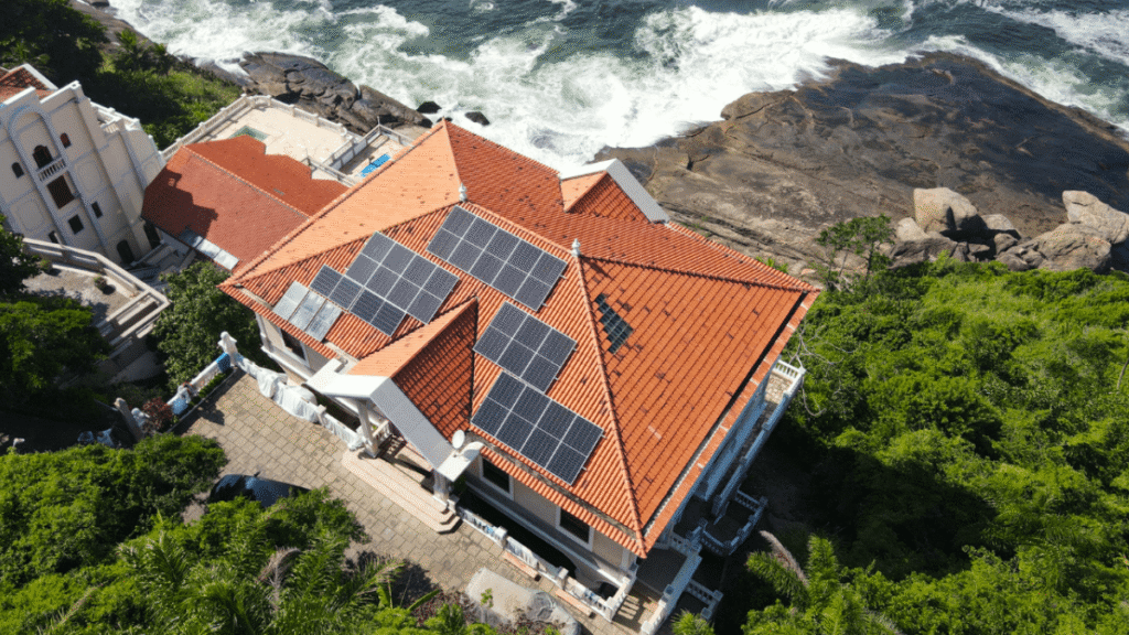 Haus mit Solarpanel, das zum Schutz des Planeten beiträgt